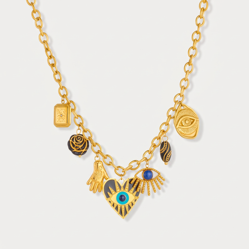 Collar de Dijes Amuleto, foto de estudio sobre fondo gris claro