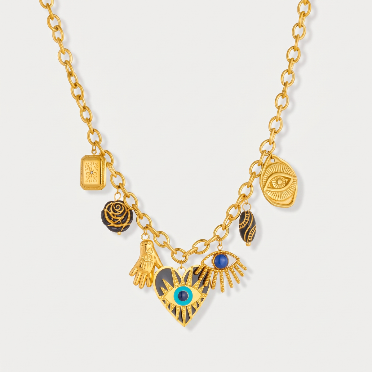 Collar de Dijes Amuleto, foto de estudio sobre fondo gris claro