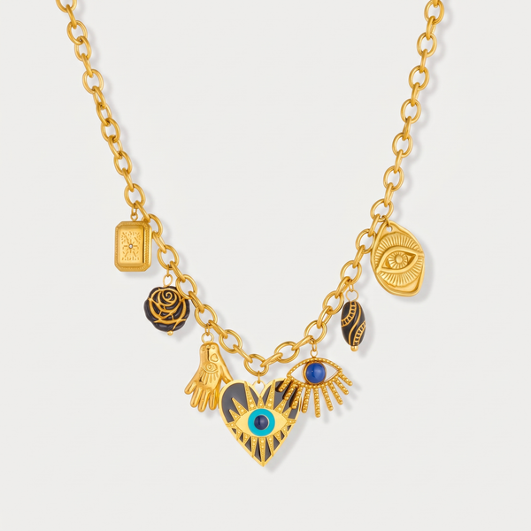 Collar de Dijes Amuleto, foto de estudio sobre fondo gris claro