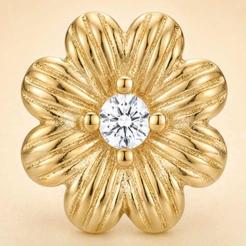 Broqueles Fleurette de AylaGleam, detalle macro del acabado en oro